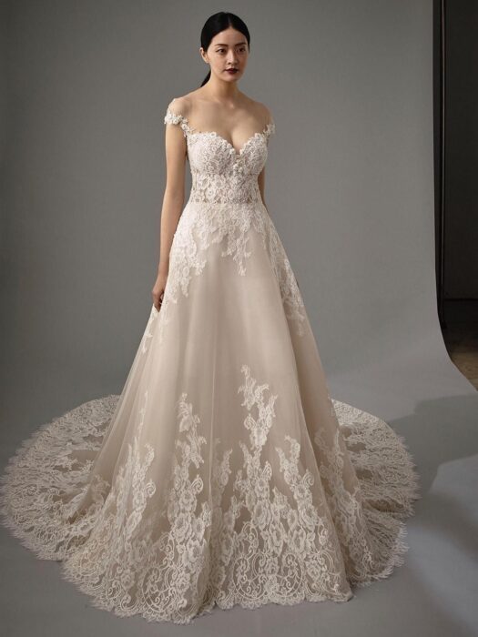 Puderfarbenes Brautkleid im Prinzesschnitt mit 3D-Spitze, Illusion-Ausschnitt, Offshoulder-Trägern und Schleppe von Blue by Enzoani, Modell Micah