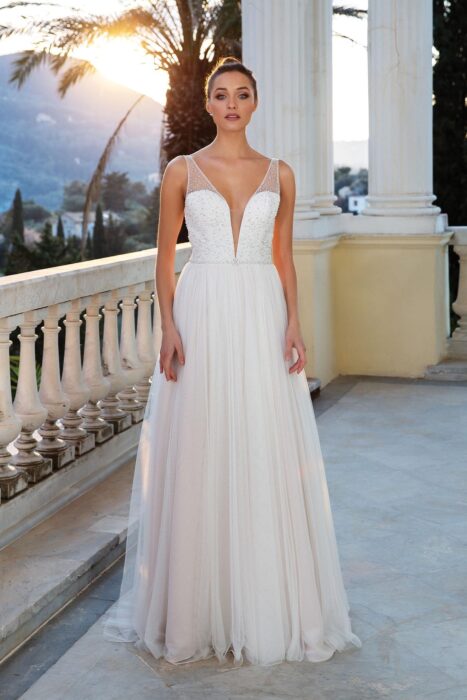 Brautkleid im Prinzessschnitt mit Tüllrock, Plunge-Ausschnitt, Strassstickereien und -gürtel von Justin Alexander, Modell 88118