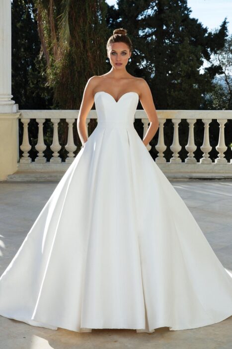 Schulterfreies Brautkleid im Prinzess-Stil mit trägerlosem Sweetheart-Ausschnitt, Schleppe und Spitzendetail im Rücken von Justin Alexander, Modell 88110