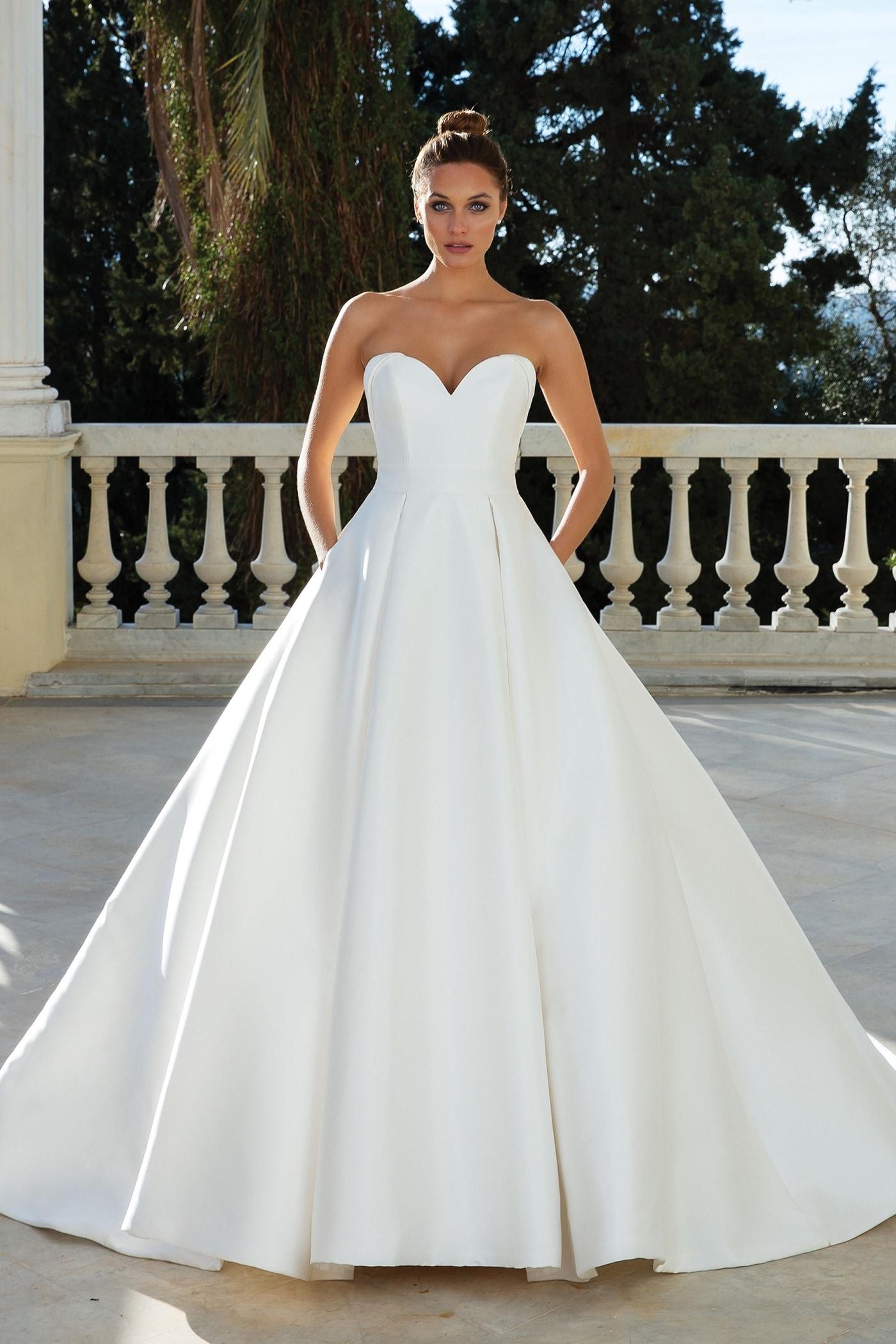 Schulterfreies Brautkleid im Prinzess-Stil mit trägerlosem Sweetheart-Ausschnitt, Schleppe und Spitzendetail im Rücken von Justin Alexander, Modell 88110