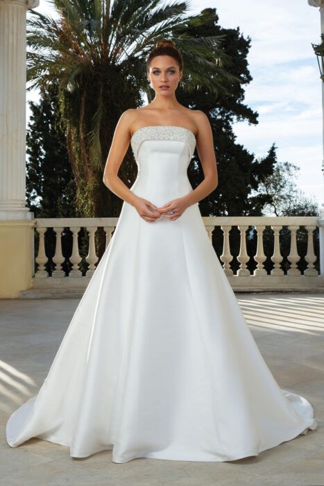 Brautkleid im Prinzess-Stil mit trägerlosem Bandeau-Ausschnitt, Strassstickereien und Schleppe von Justin Alexander, Modell 88106