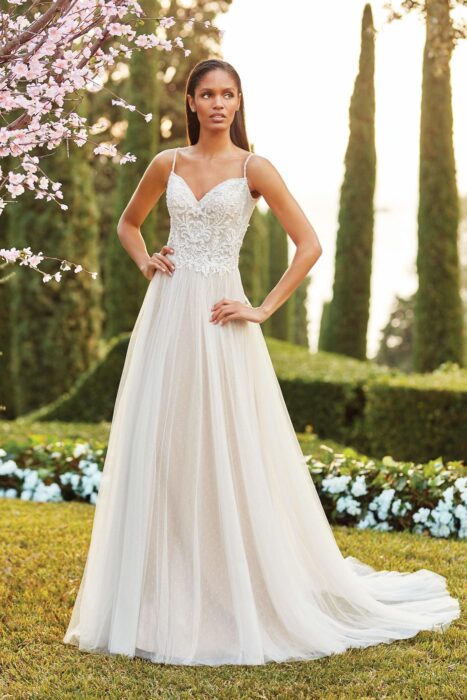 Puderfarbenes Brautkleid im Prinzess-Stil mit 3D-Spitze, Stickereien, Strass und Spaghettiträgern von Sincerity, Modell 44179