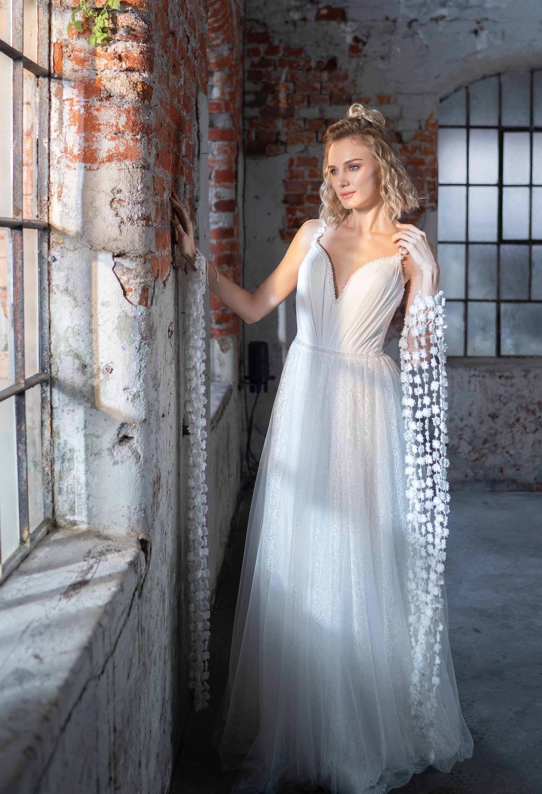 Brautkleid im Prinzessschnitt mit Spitzenrock und drapiertem Top von Emine Yildirim, Modell 9030