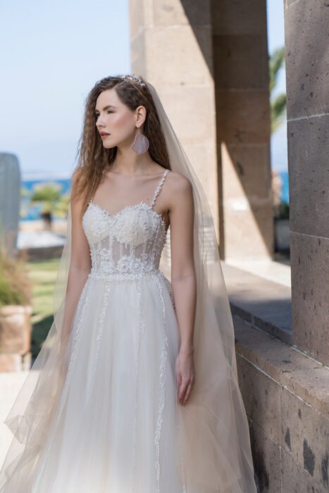Brautkleid im Prinzessschnitt mit Tüllrock und transparentem Spitzentop von Emine Yildirim, Modell 8003