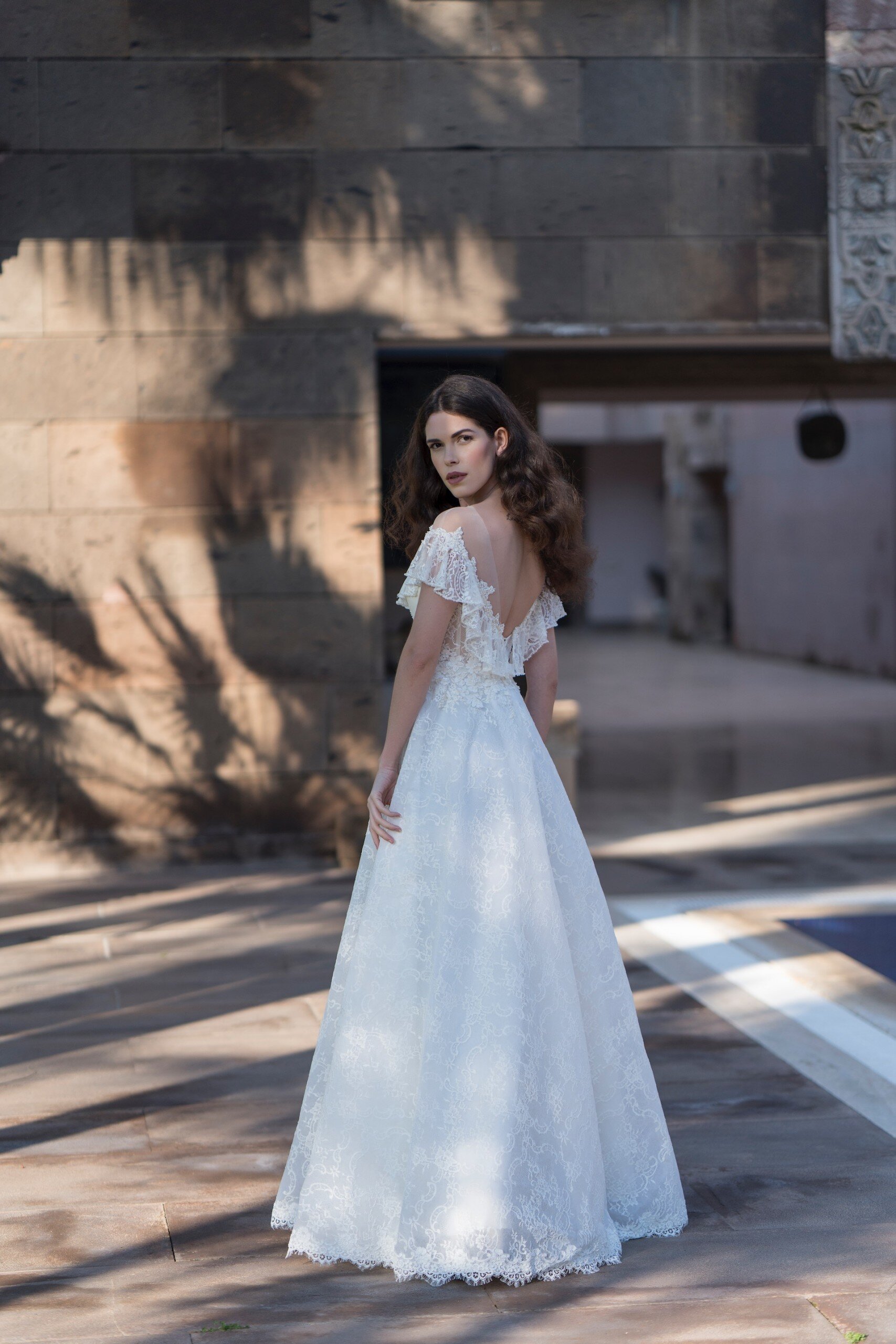 Spitzenbrautkleid mit Illusion-Carmen-Ausschnitt und Volants von Emine Yildirim, Modell 8027