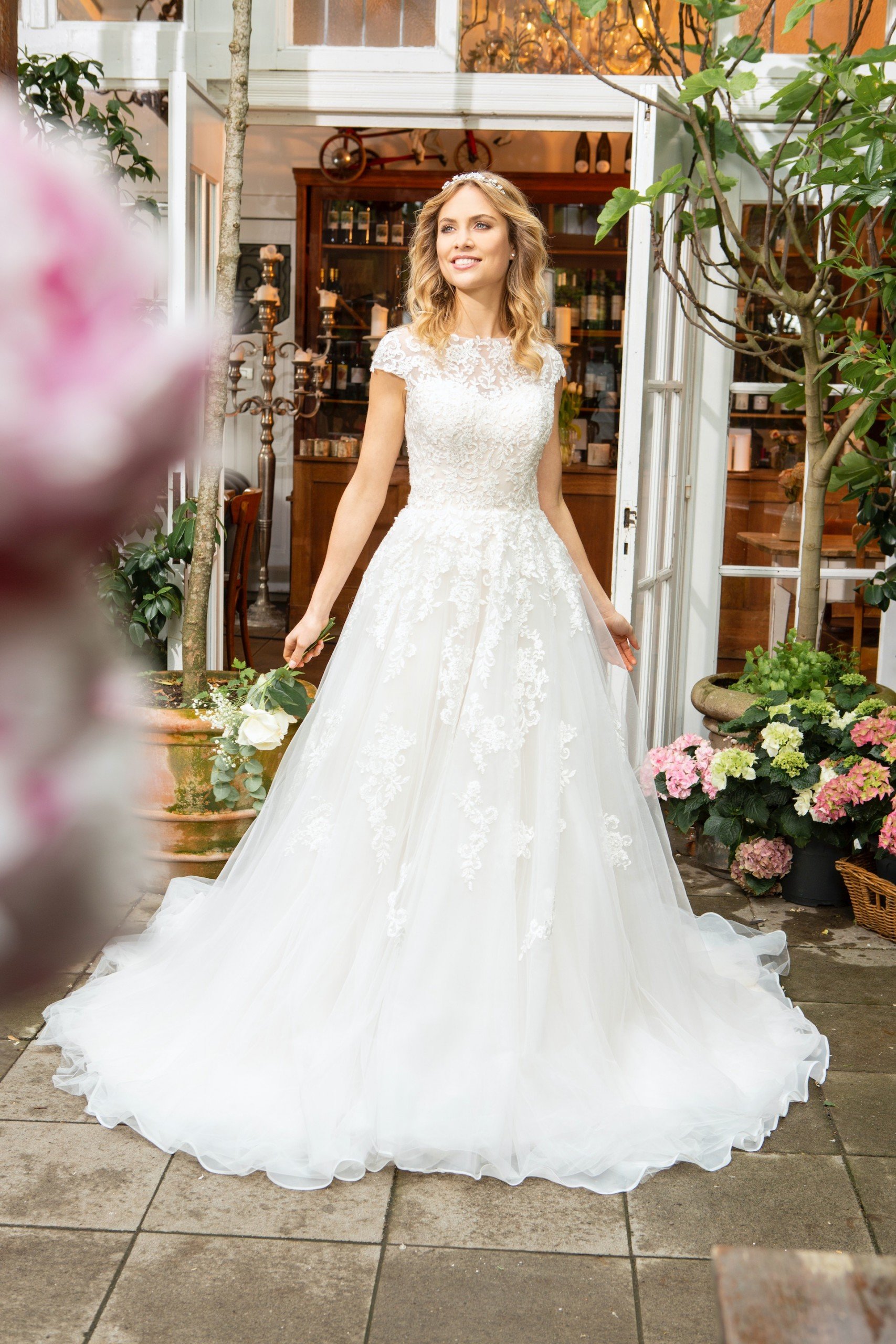 Prinzess-Brautkleid mit Tüllrock, Spitze, hochgeschlossenem Illusion-Ausschnitt und Cap-Ärmeln von Weise Be The One, Modell 337902