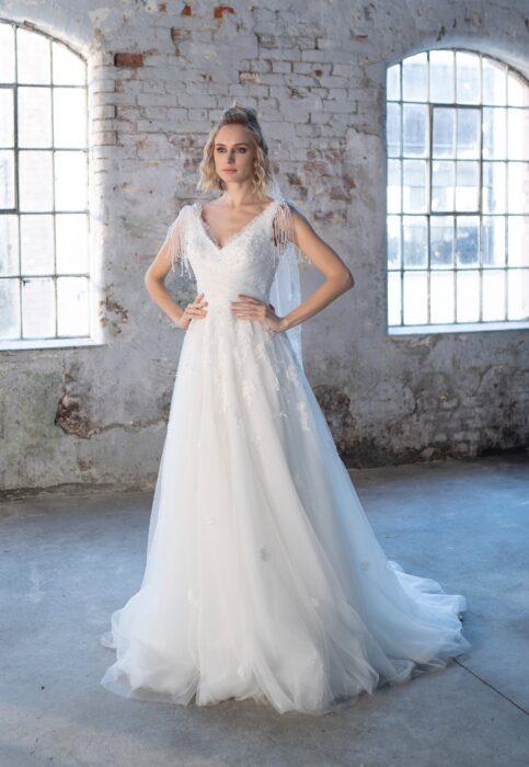 Brautkleid mit Tüllrock, V-Ausschnitt, Stickereien und Perlendekoration von Emine Yildirim, Modell 9002