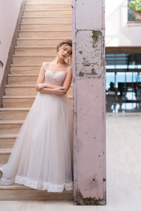 Prinzess-Brautkleid mit Spitzensaum und transparentem Top von Emine Yildirim, Modell 8012