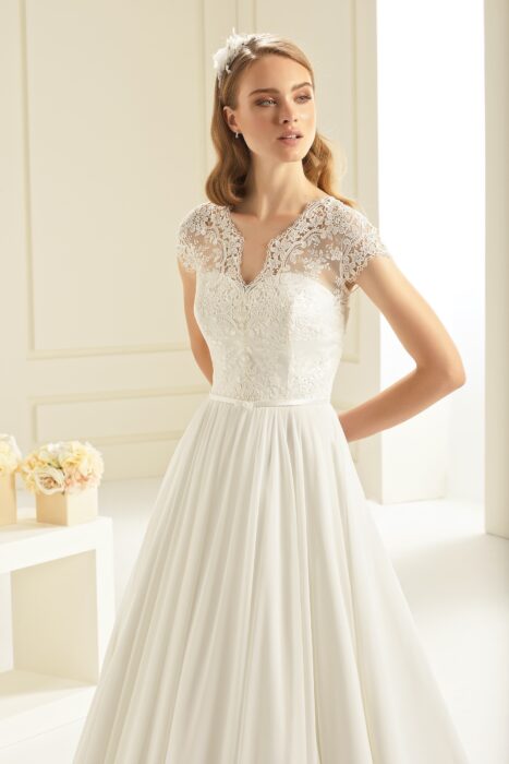 Prinzessbrautkleid mit Spitzentop, Illusion-Ausschnitt und Cap-Ärmeln von Bianco Evento, Modell Omnia