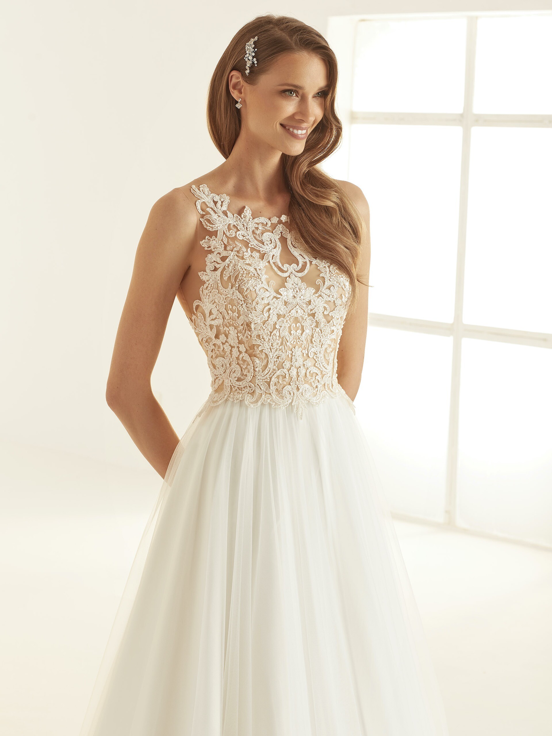 Hochzeitskleid im Prinzessstil mit Tüllrock und Spitzentop von Bianco Evento, Modell Atessa