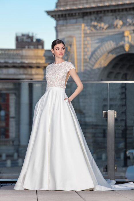 Brautkleid im Prinzesschnitt mit Spitzentop und Satinrock von Justin Alexander Signature, Modell 99033