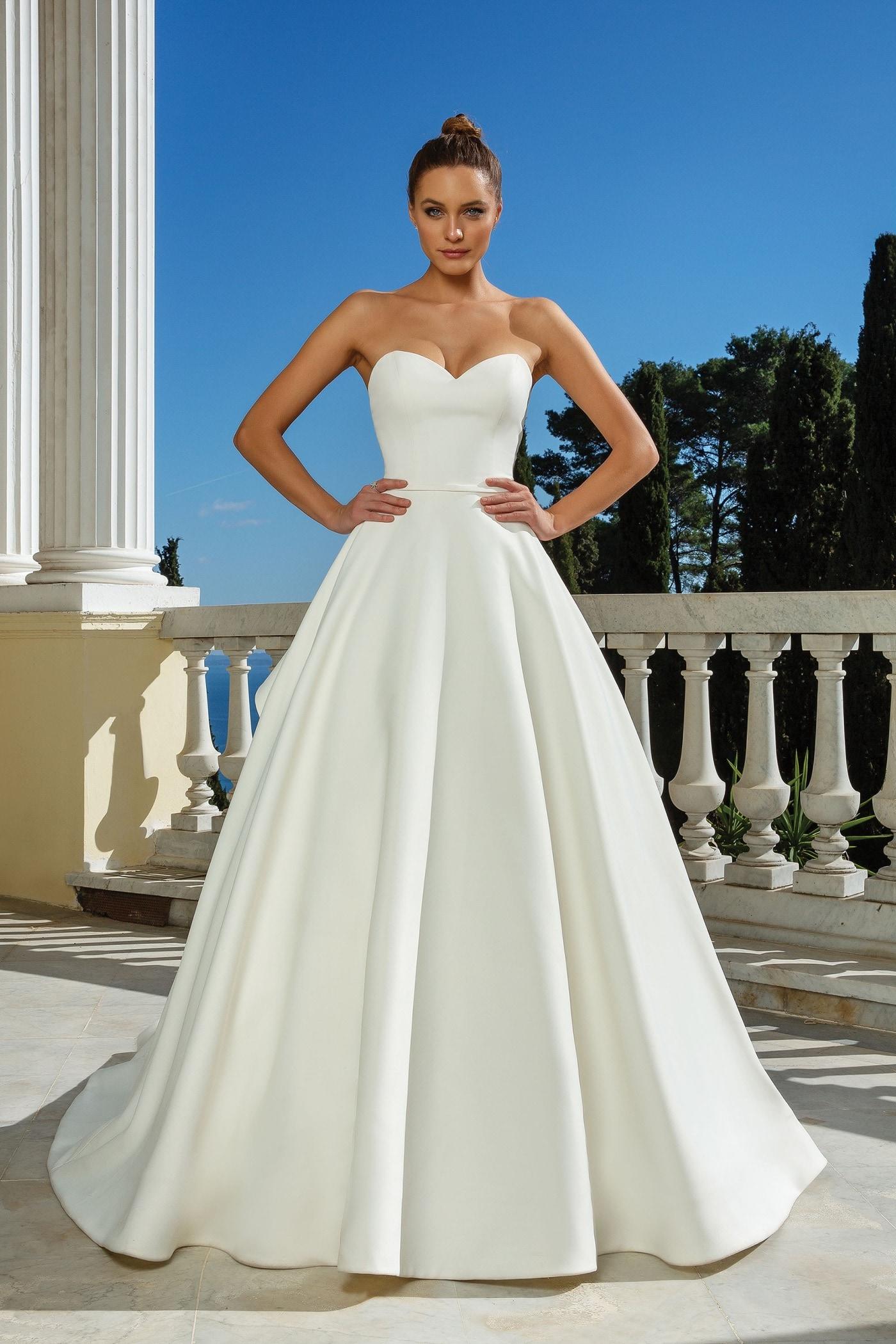 Schulterfreies Brautkleid im Prinzess-Stil mit trägerlosem Sweetheart-Ausschnitt, Gürtel, Volants und Schleppe von Justin Alexander, Modell 88131