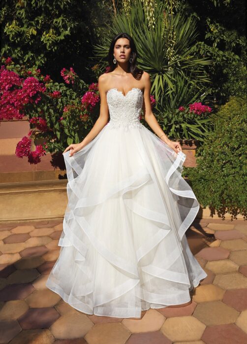 Trägerloses Hochzeitskleid im Prinzessschnitt mit Spitzenkorsage und transparenten Volants von Demetrios, Modell 8066