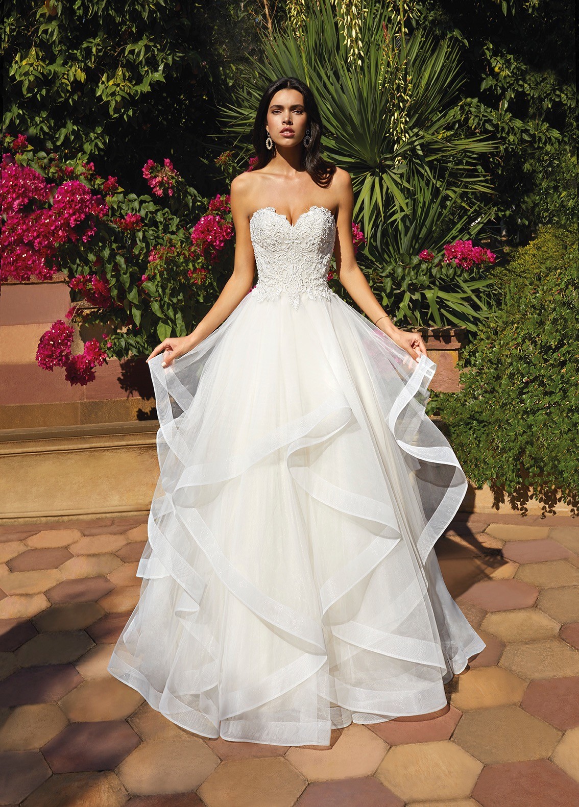 Trägerloses Hochzeitskleid im Prinzessschnitt mit Spitzenkorsage und transparenten Volants von Demetrios, Modell 8066