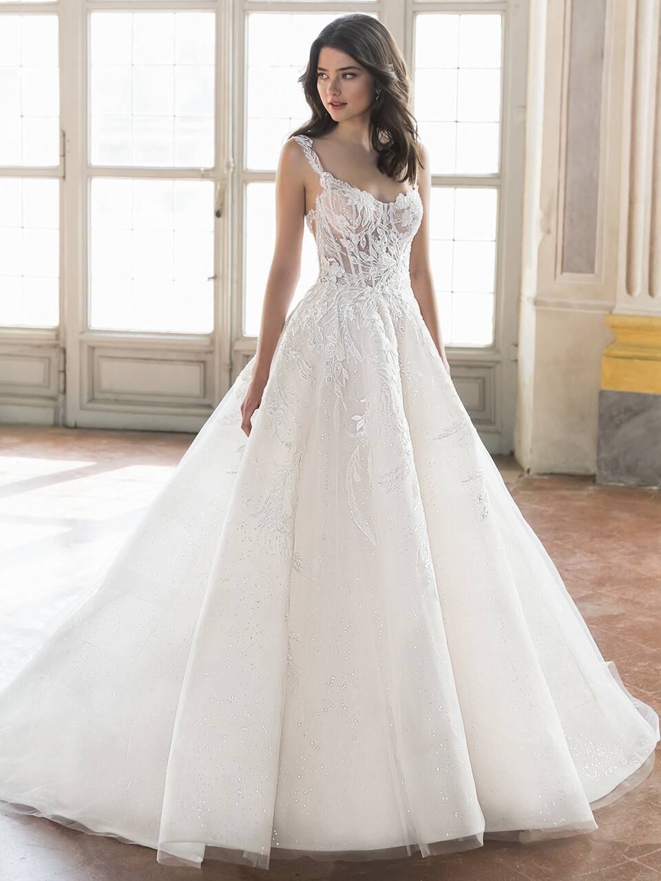 Prinzess-Brautkleid mit Tüllrock und Schleppe sowie transparenter Spitzenkorsage von Enzoani, Modell Tiara
