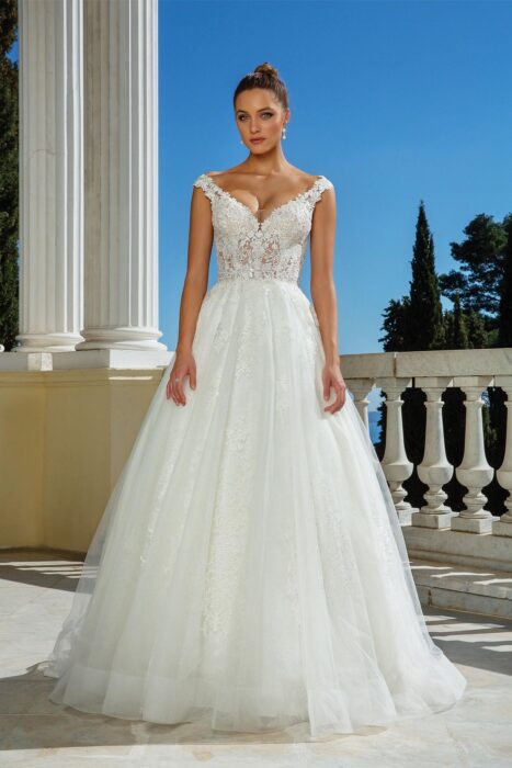 Brautkleid im Prinzessschnitt mit transparentem, besticktem Spitzentop, V-Ausschnitt und Schleppe von Justin Alexander, Modell 88117