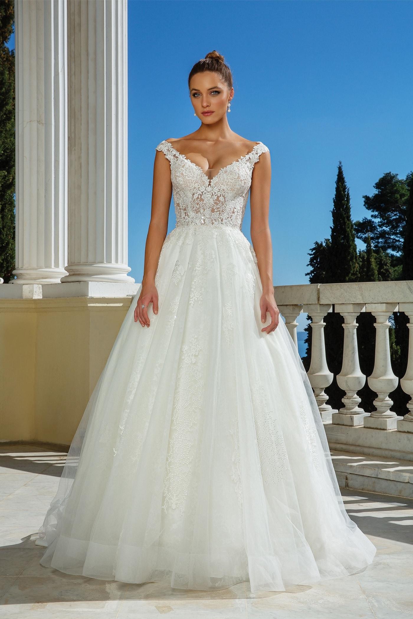 Brautkleid im Prinzessschnitt mit transparentem, besticktem Spitzentop, V-Ausschnitt und Schleppe von Justin Alexander, Modell 88117
