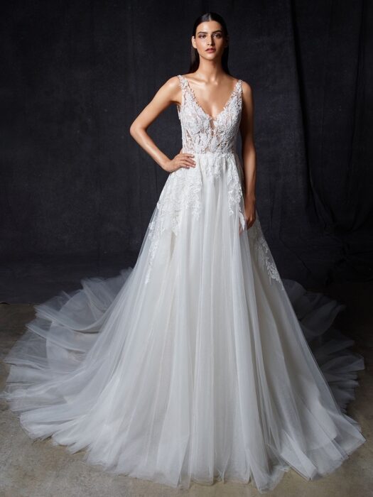 Brautkleid im Prinzessschnitt mit transparentem Spitzentop, Plunge-Ausschnitt, Tattoo-Effekt und tiefem Rückenausschnitt von Enzoani, Modell Opus
