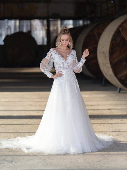 Brautkleid mit Tüllrock, Spitzentop mit langem Arm und Blütenapplikationen von Emine Yildirim, Modell 9026