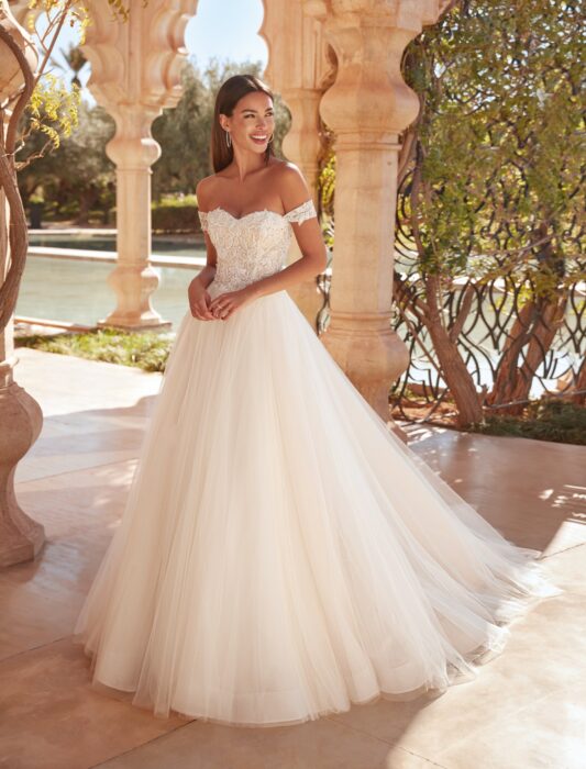 Schulterfreies Brautkleid im Prinzessstil mit Tüllrock, Sweetheart-Ausschnitt und Offshoulder-Trägern von Demetrios, Modell 1075