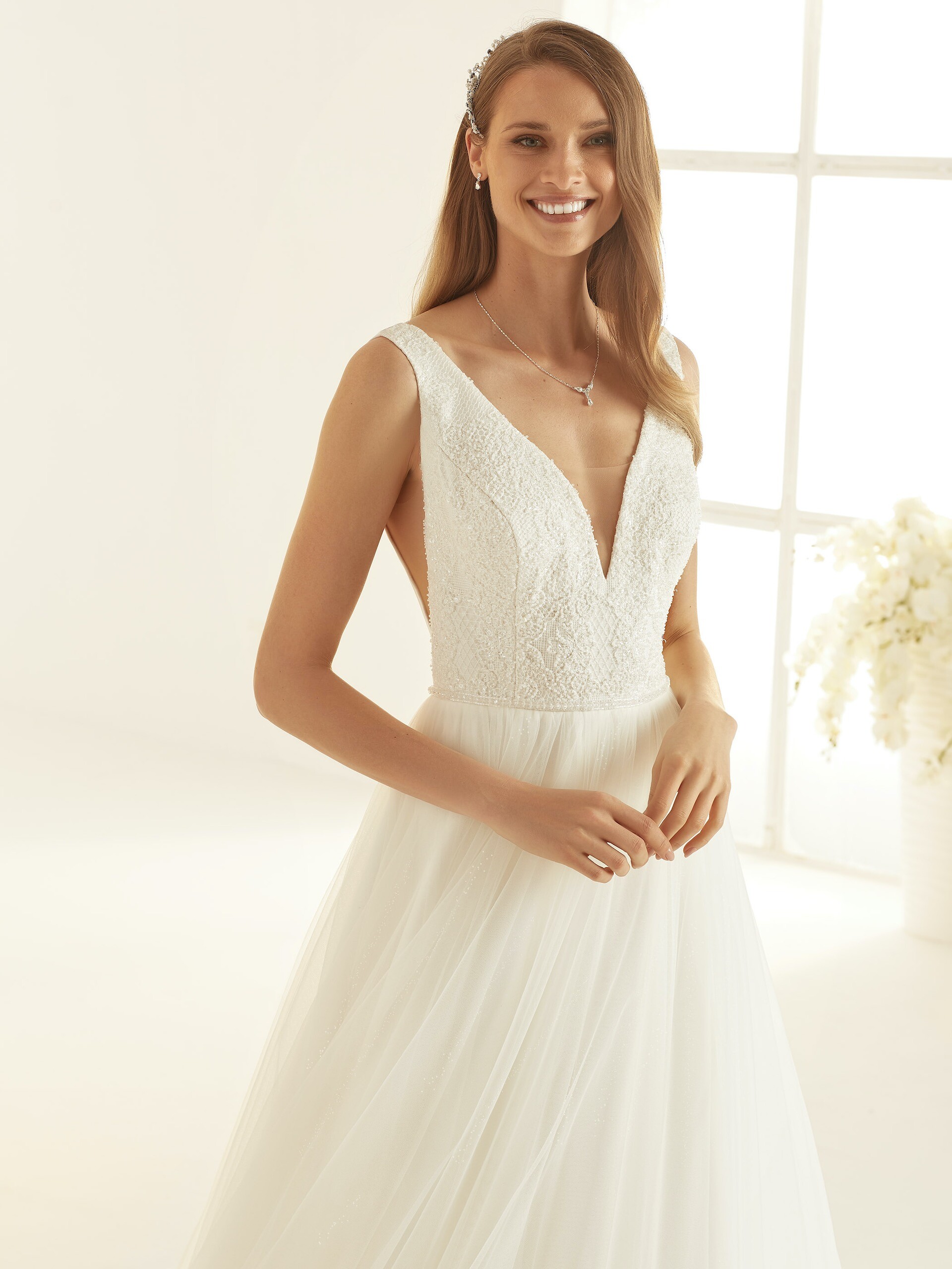 Brautkleid im Prinzessschnitt mit Tüllrock, Plunge-Ausschnitt und seitlichen Cut-outs von Bianco Evento, Modell Julia