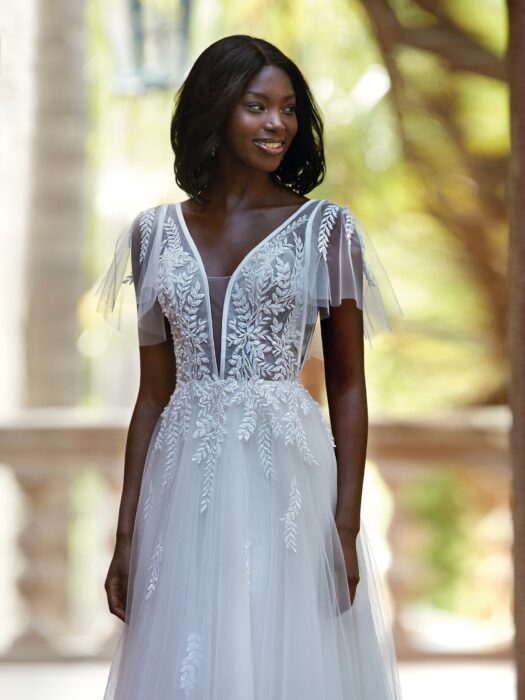 Brautkleid im Prinzesschnitt mit Tüllrock und transparentem Top mit bestickter Spitze, Plunge-Ausschnitt und abnehmbaren Flügelärmeln, tiefem Rücken und Schleppe von Demetrios, Modell 1192