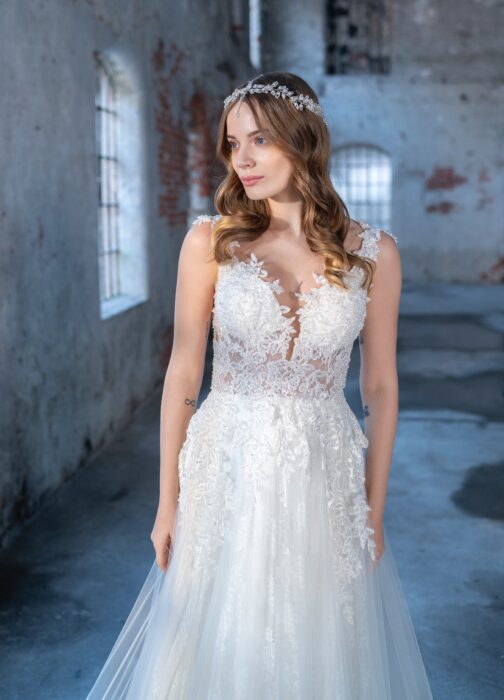 Hochzeitskleid im Prinzessstil mit Tüllrock und Blütenapplikationen von Emine Yilidirim, Modell 9042