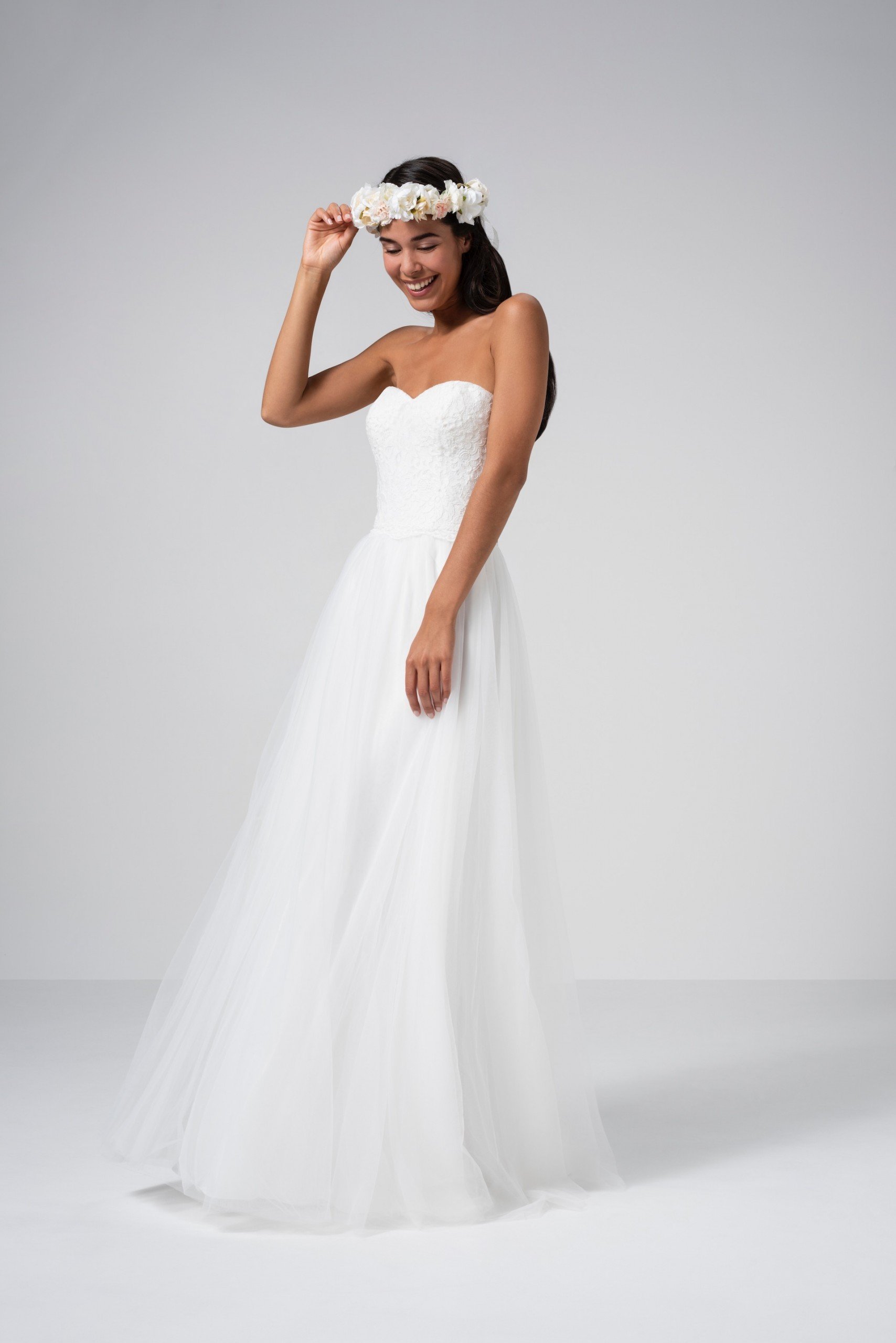 Hochzeitskleid im Prinzessschnitt mit Tüllrock und abnehmbaren Spitzenärmeln von Weise Be The One, Modell 337572