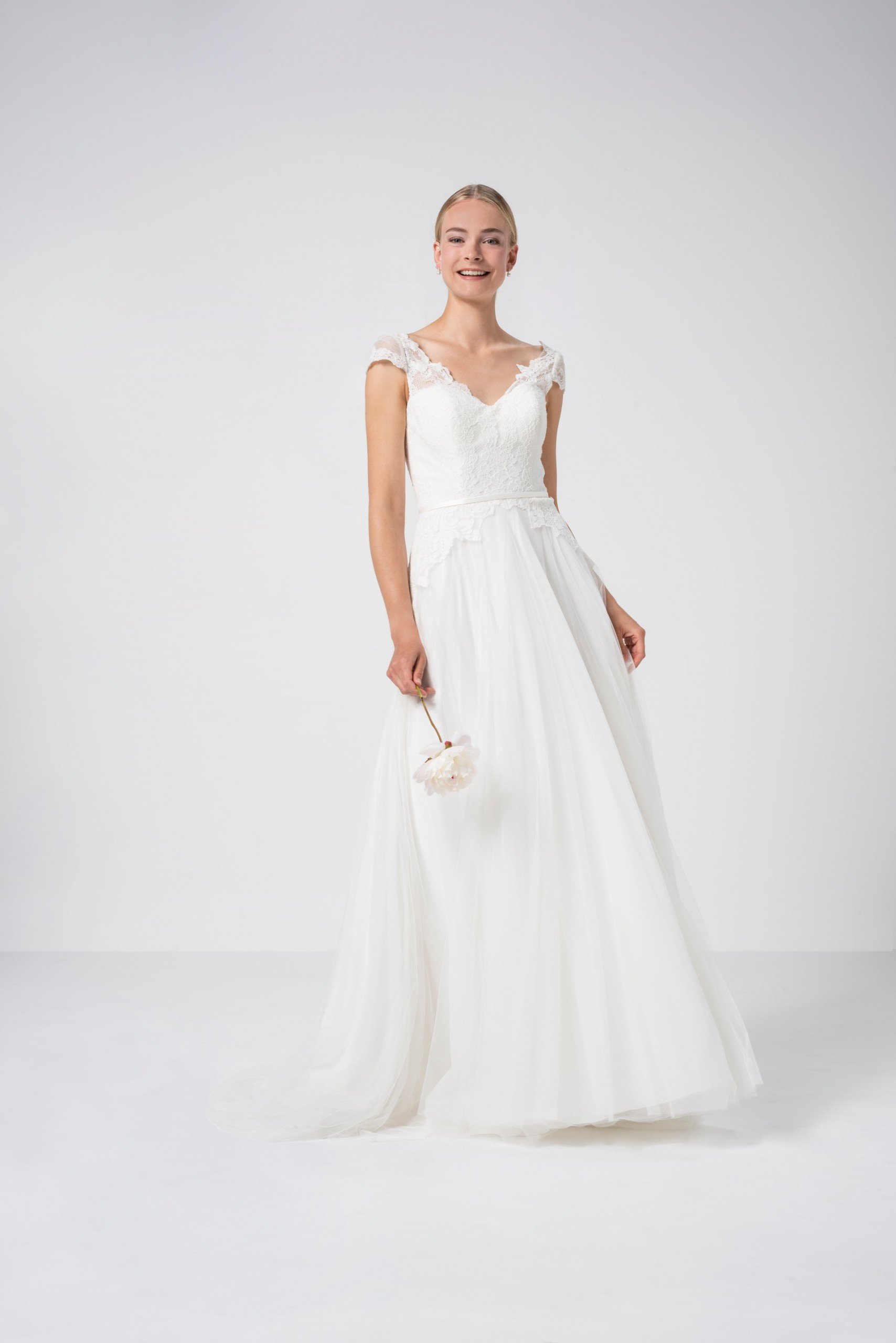 Brautkleid im Prinzessstil mit Tüllrock, Spitzentop und Cap-Ärmeln von Weise Be True, Modell 337602
