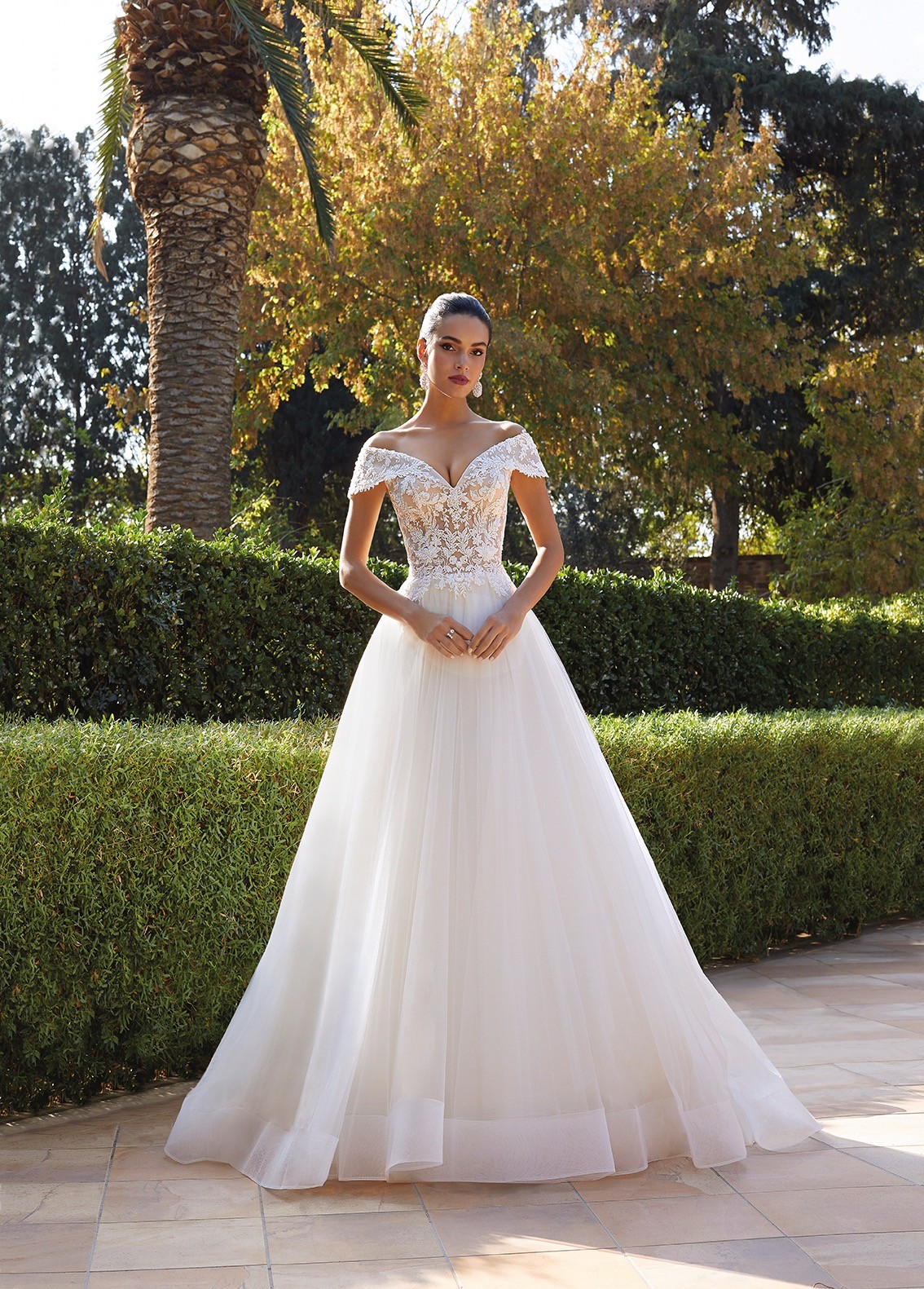 Hochzeitskleid im Prinzessschnitt mit Tüllrock und Spitzentop mit Offshoulder-Trägern von Demetrios, Modell 8047
