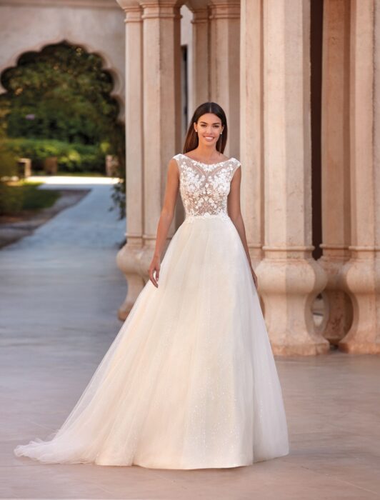 Prinzess-Brautkleid mit Tüllrock und transparentem Spitzentop von Demetrios, Modell 1077