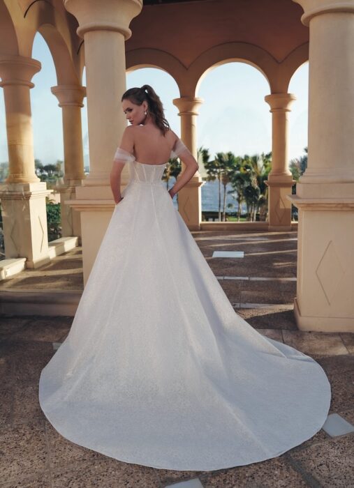 Prinzessbrautkleid mit Beinschlitz sowie Corsage mit Sweetheart-Ausschnitt und Offshoulder-Trägern von Blue by Enzoani, Modell Starr