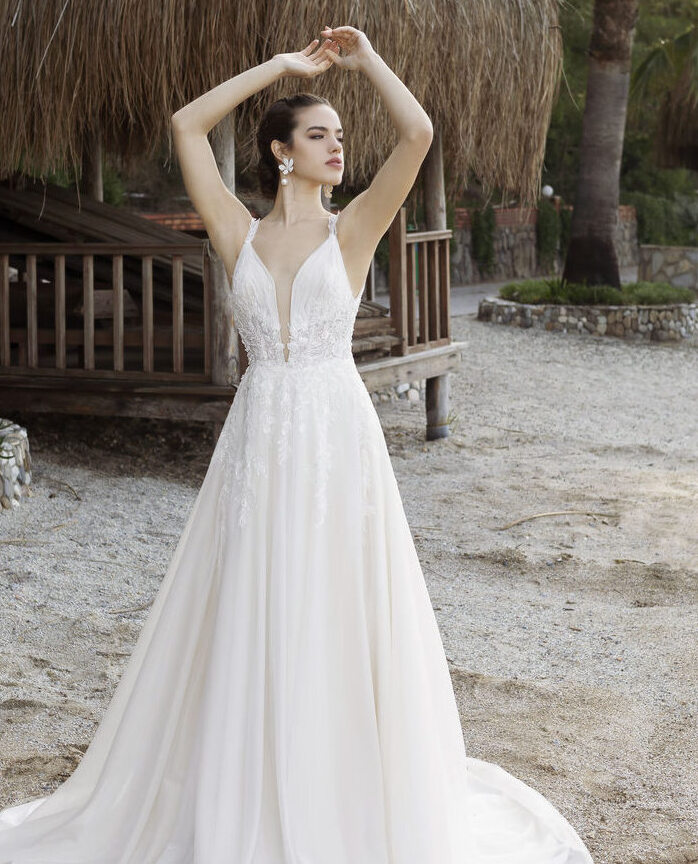 Prinzessbrautkleid mit Blumenspitze, Stickereien und Plissées sowie Illusion-Plunge-Ausschnitt von Emine Yildirim, Modell 5051