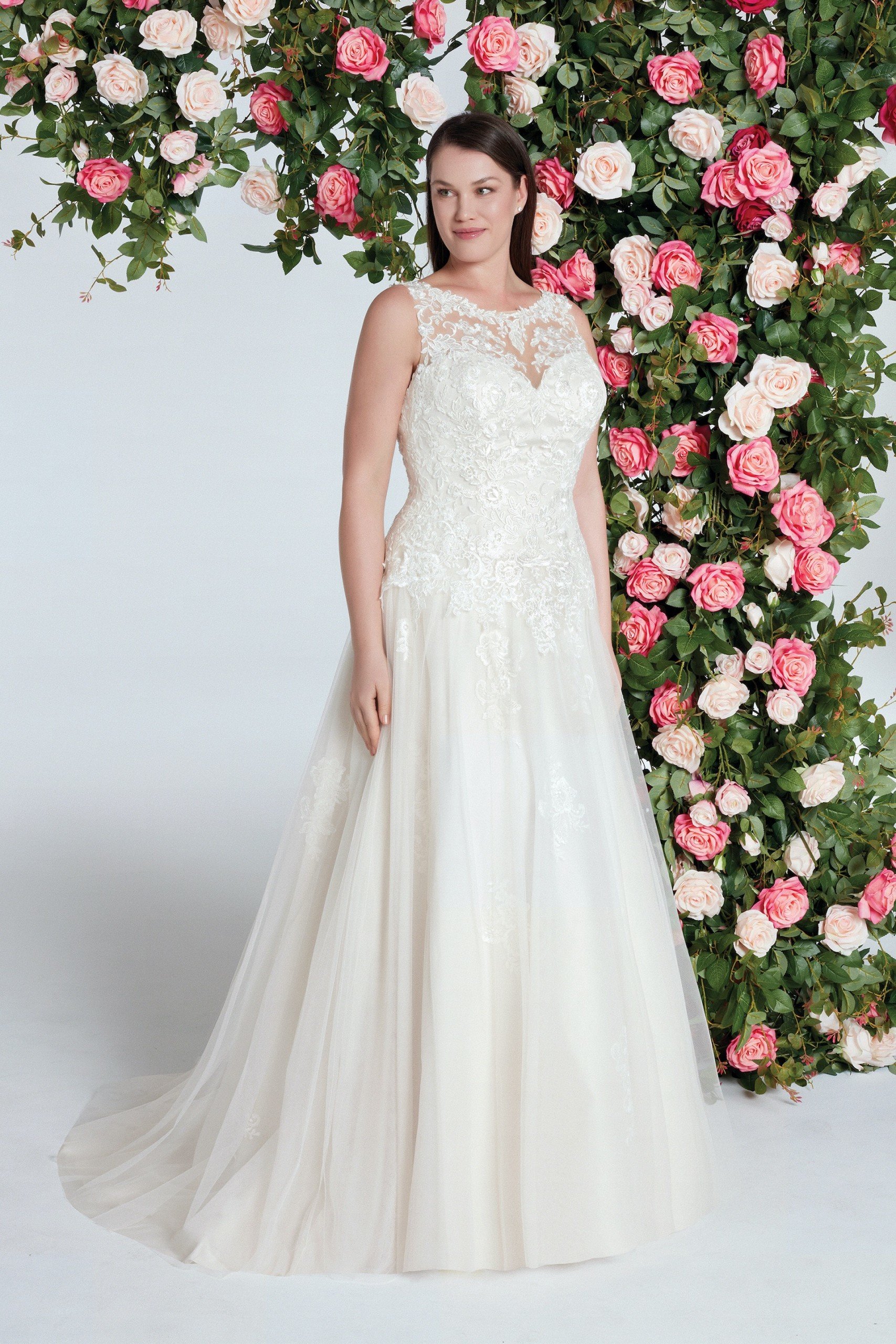 Brautkleid im Prinzessstil mit Spitzentop, Illusion-Ausschnitt und Schleppe von Sweetheart, Modell 11038