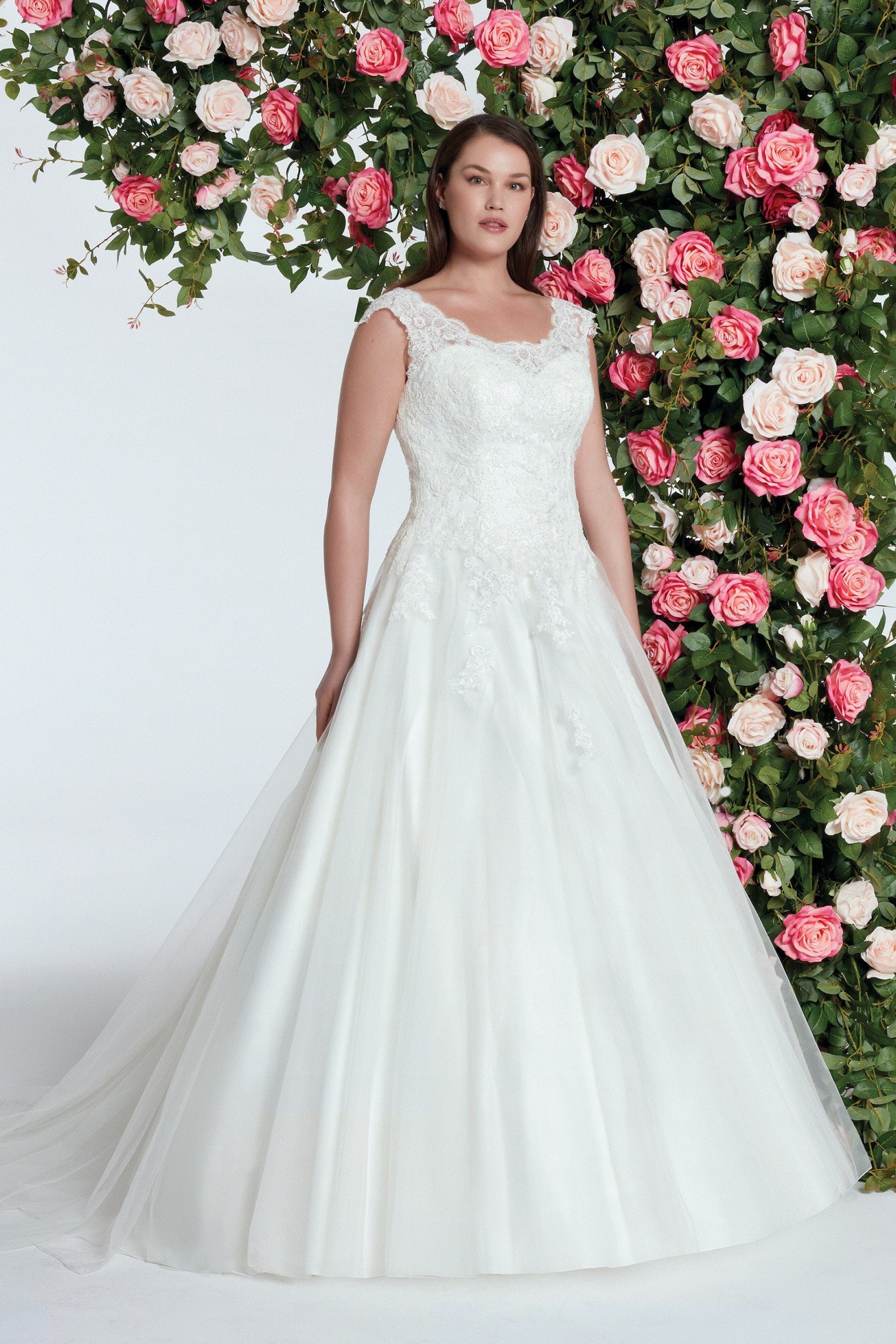 Prinzess-Brautkleid mit Spitze, Rundhalsausschnitt und Schleppe von Sweetheart, Modell 6143