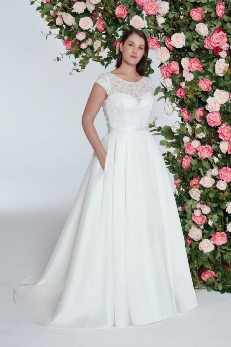 Brautkleid im Prinzessstil mit Spitzentop, Illusion-Ausschnitt und Cut-Out im Rücken von Sweetheart, Modell 11065