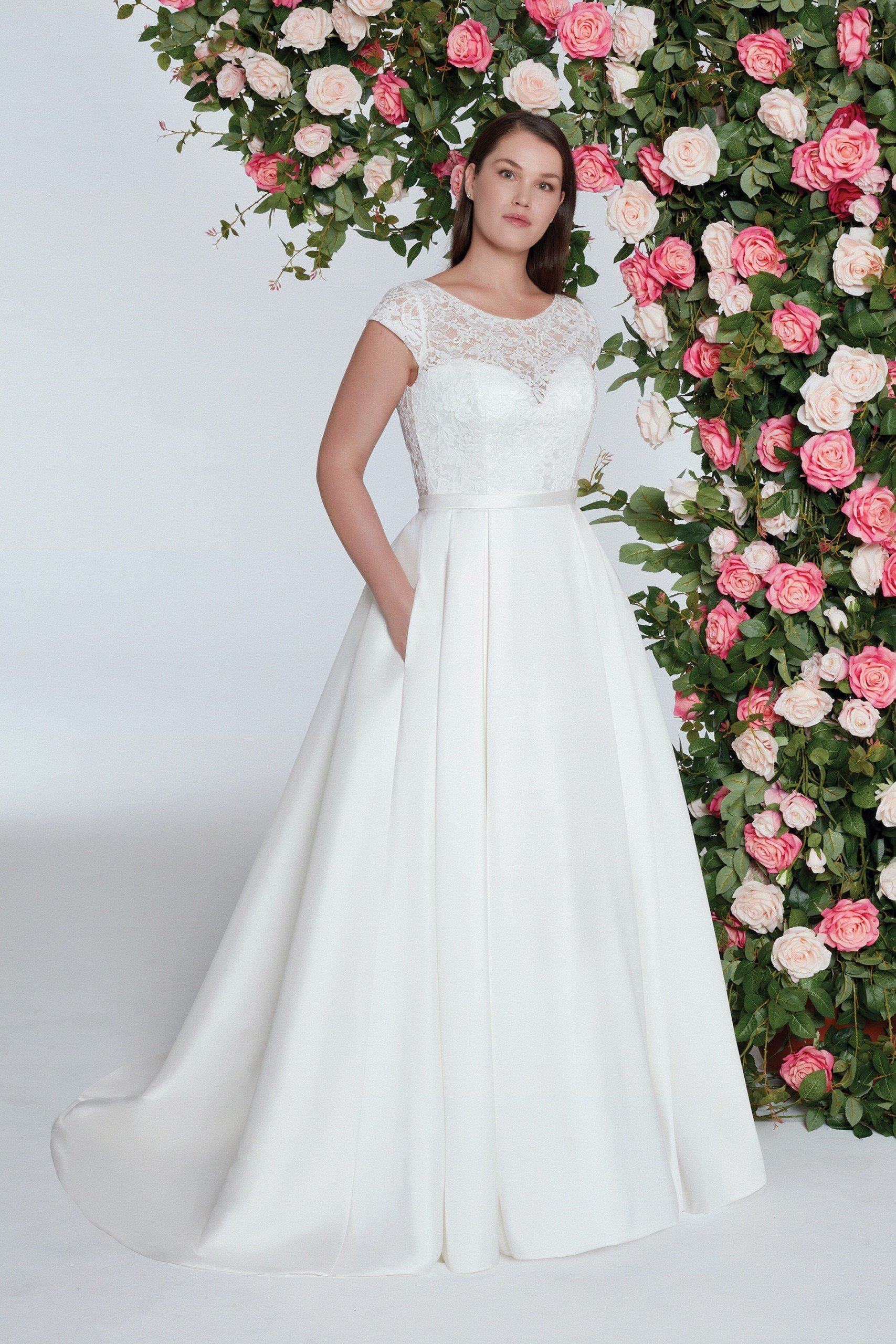 Brautkleid im Prinzessstil mit Spitzentop, Illusion-Ausschnitt und Cut-Out im Rücken von Sweetheart, Modell 11065