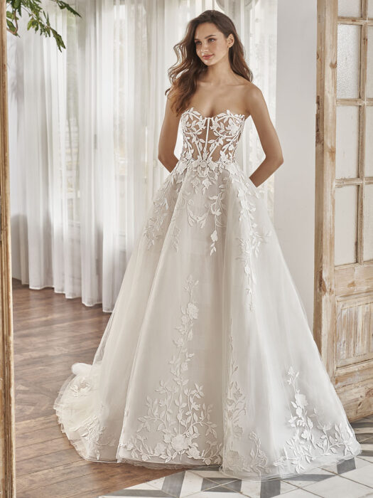 Romantisches Hochzeitskleid im Prinzessschnitt mit transparenter Korsage von Pen-Liv, Modell Addison