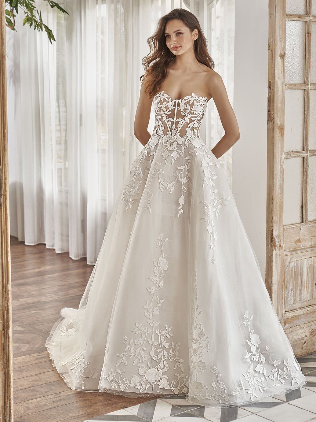 Romantisches Hochzeitskleid im Prinzessschnitt mit transparenter Korsage von Pen-Liv, Modell Addison