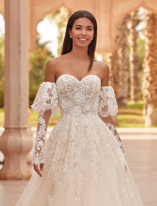 Hochzeitskleid im Prinzessstil mit Sweetheart-Ausschnitt und Offhsoulder-Ärmeln von Demetrios, Modell 1086