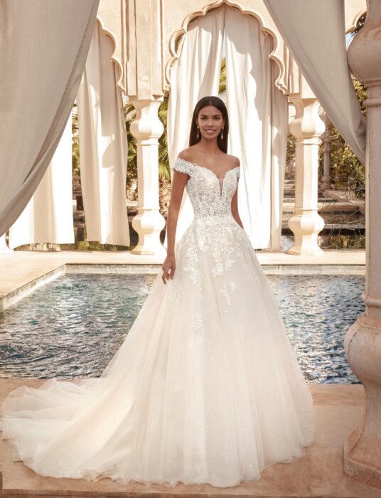 Brautkleid im Prinzessstil mit Tüllrock, Schleppe und Spitzentop mit Offshoulder-Trägern von Demetrios, Modell 1096