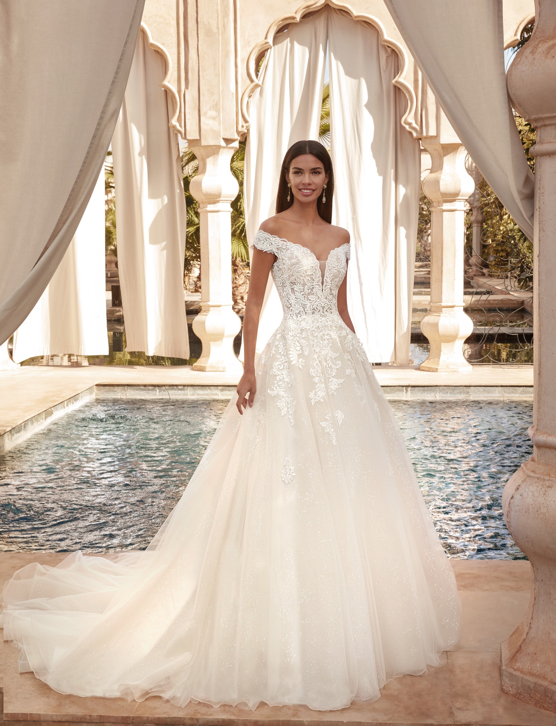 Brautkleid im Prinzessstil mit Tüllrock, Schleppe und Spitzentop mit Offshoulder-Trägern von Demetrios, Modell 1096