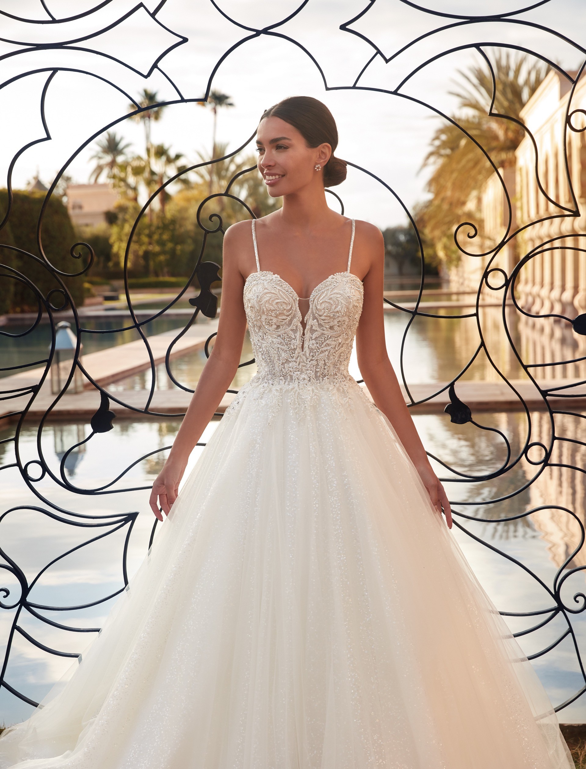 Brautkleid im Prinzessschnitt mit Plunge-Ausschnitt und Spaghettiträgern von Demetrios, Modell 1129