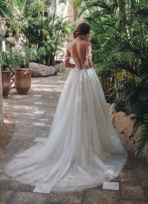 Brautkleid im Prinzessstil mit geschlitztem Tüllrock, herzförmigem Ausschnitt, Offshoulder-Trägern, Perlen und Blütenapplikationen von Blue by Enzoani, Modell Sequoia