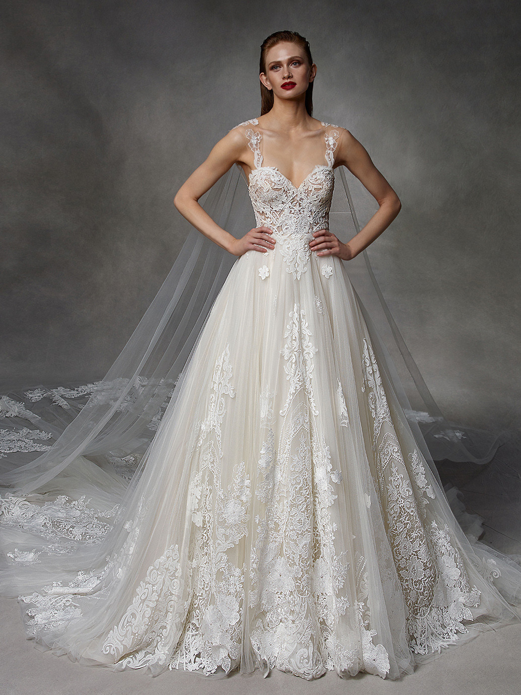 Brautkleid im Prinzessstil mit transparenter Spitzenkorsage, Cape und Schleppe von Badgley Mischka, Modell Debbie