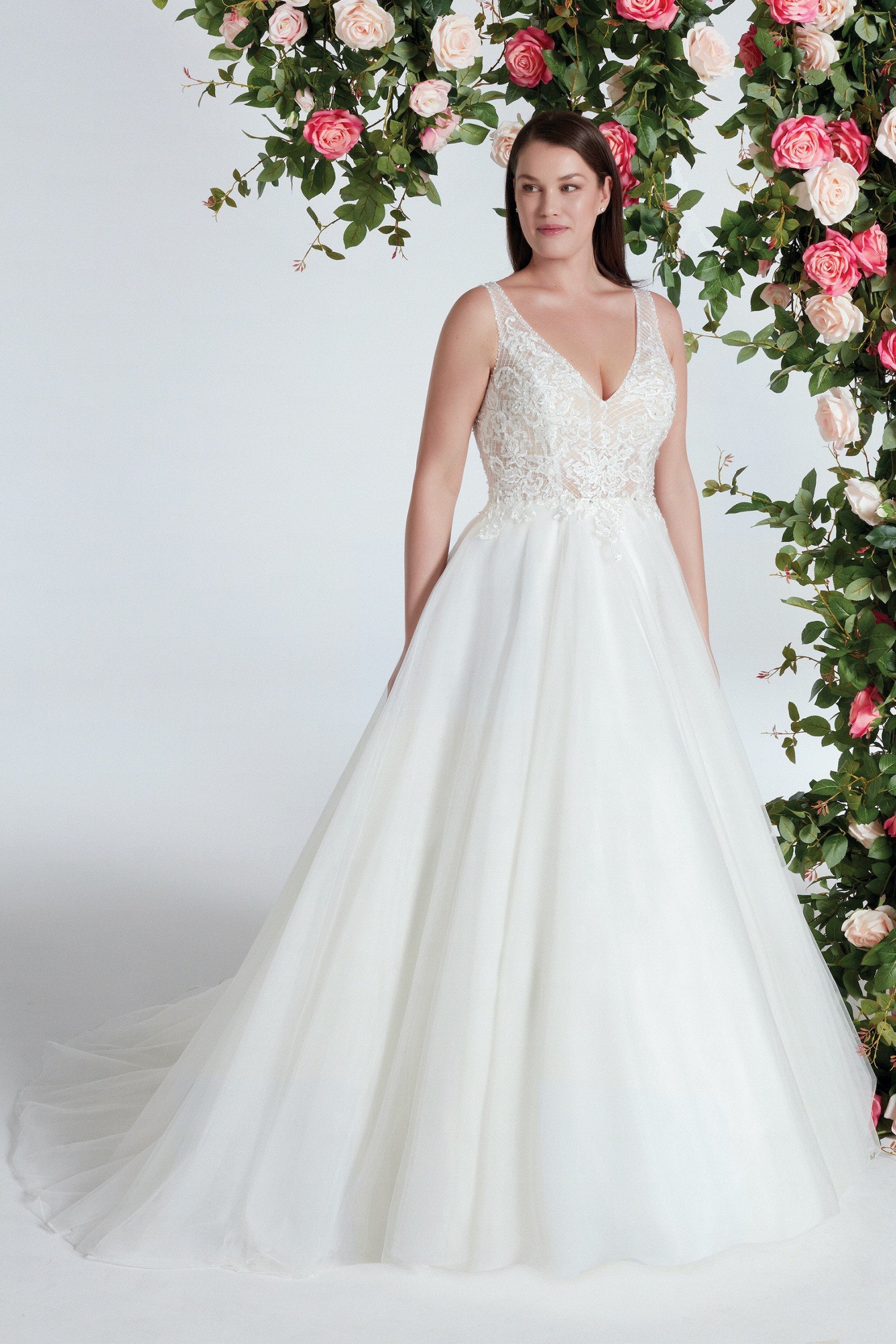Brautkleid im Prinzessstil mit Tüllrock, transparentem Spitzentop, V-Ausschnitt und Schleppe von Sweetheart, Modell 11070