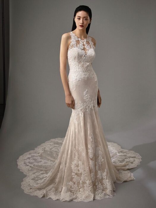 Puderfarbenes Fit-and-Flare-Brautkleid mit Illusion-Ausschnitt, raffinierter Rückenlösung und Schleppe von Blue by Enzoani, Modell Miller