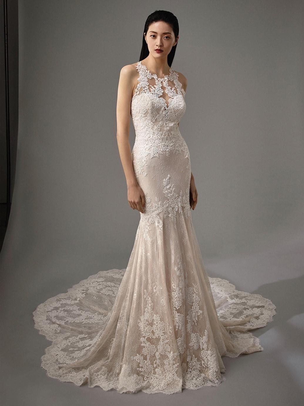 Puderfarbenes Fit-and-Flare-Brautkleid mit Illusion-Ausschnitt, raffinierter Rückenlösung und Schleppe von Blue by Enzoani, Modell Miller