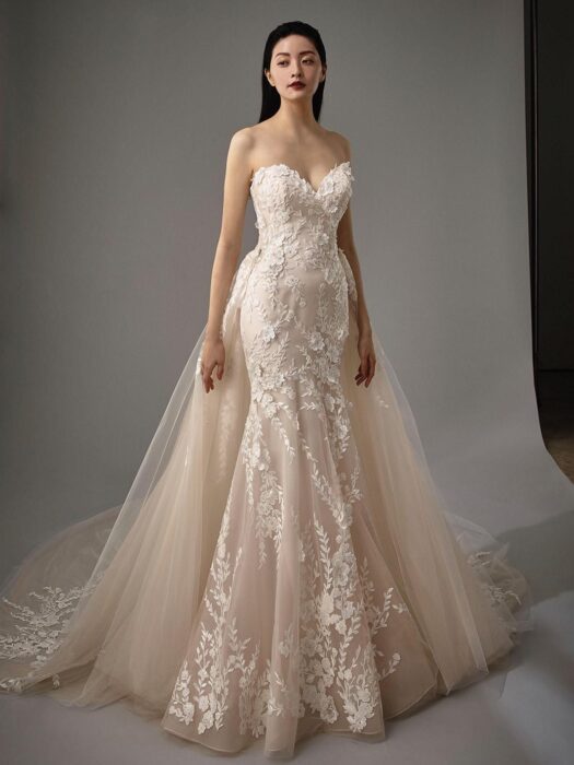Schulterfreies Fit-and-Flare-Brautkleid in Puder mit Kontrastspitze, Sweetheart-Ausschnitt und angesetzter Tüllschleppe von Blue by Enzoani, Modell Meg