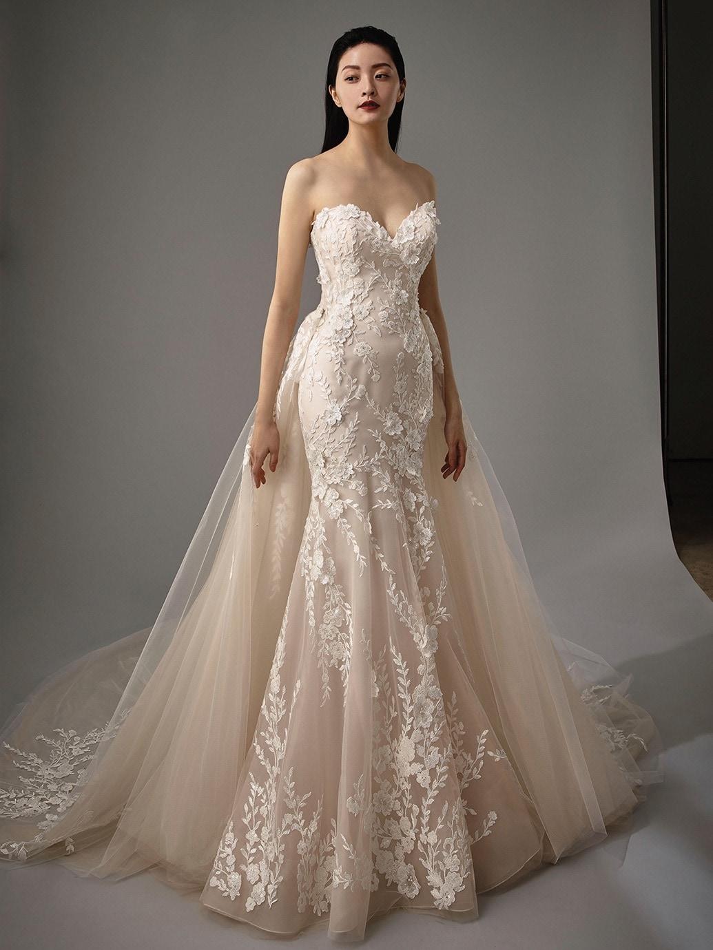 Schulterfreies Fit-and-Flare-Brautkleid in Puder mit Kontrastspitze, Sweetheart-Ausschnitt und angesetzter Tüllschleppe von Blue by Enzoani, Modell Meg